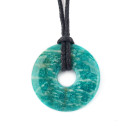 Detajl poliranega amazonita v obliki donuta