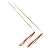 Radiestezijski L anteni iz medenine z bakrenimi ročaji za iskanje vode in energij.