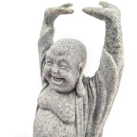 Kipec Smejoči se Buda z dvignjenimi rokami v sivi barvi s teksturo kamna, bližnji posnetek glave