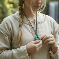 Obesek amazonit donut okoli vratu modela