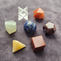 Sedem geometrijskih teles iz poldragih kamnov za čiščenje čaker