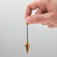 Radiestezijsko nihalo medeninast stožec na črni vrvici