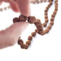 Mala - meditacijska ogrlica Rudrakš, velika 9 mm