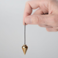 Radiestezijsko nihalo Kaplja na črni vrvici - medenina