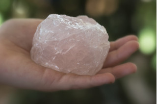 Kamen rožnati kremen ali roževec v kosih