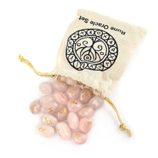 Rune iz roževca z zlatimi simboli ob bombažni vrečki z napisom Rune Oracle Set.