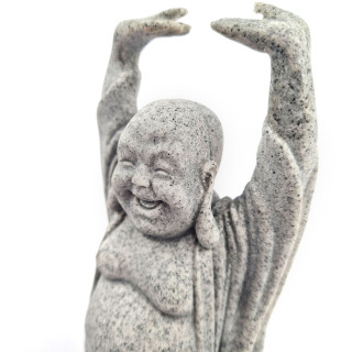 Kipec Smejoči se Buda z dvignjenimi rokami v sivi barvi s teksturo kamna, bližnji posnetek glave