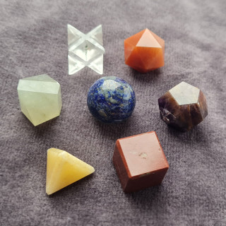 Sedem geometrijskih teles iz poldragih kamnov za čiščenje čaker