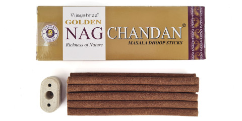 Zlato rjava embalaža Vijayshree Golden Nag Chandan Masala Dhoop Sticks s stisnjenimi dišečimi palčkami in majhnim keramičnim podstavkom na beli podlagi.