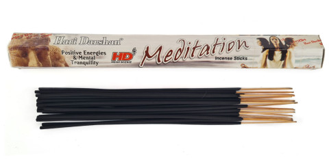 Svetla šestkotna embalaža dišečih palčk Hari Darshan Meditation z dišečimi palčkami ob strani.