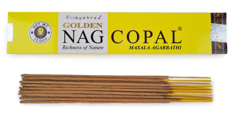 Svetlo rumena embalaža dišečih palčk Vijayshree Golden Nag Copal z dišečimi palčkami na beli podlagi.