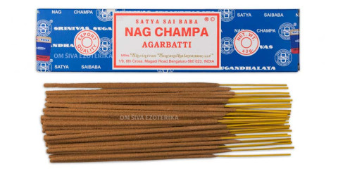 Večja modra embalaža dišečih palčk Satya Sai Baba Nag Champa Agarbatti, 40 g in razstavljene palčke.