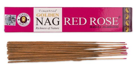 Temno rožnata embalaža dišečih palčk Vijayshree Golden Nag Red Rose z dišečimi palčkami na beli podlagi.