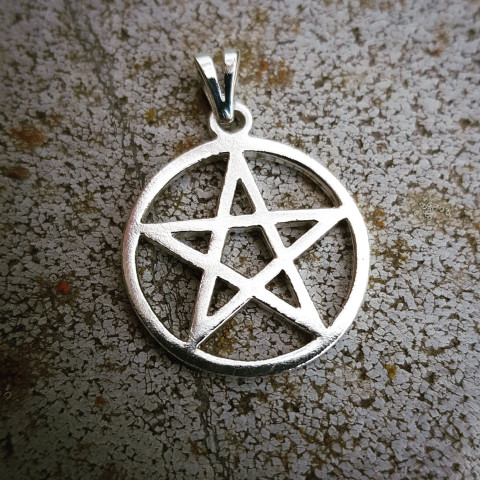 Srebrn obesek pentagram