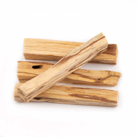 Palo santo sveti les, naravne kadilne palčke na beli podlagi