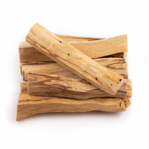 Palo santo sveti les, večji paket naravnih kadilnih palčk na beli podlagi