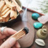 Prižiganje Palo Santo palčke za energijsko čiščenje