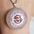 Obesek roževec 4 cm in srebrn Sahasrara OM